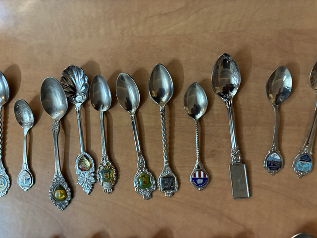 Grande collection de cuillères souvenirs de différents pays - Photo 10