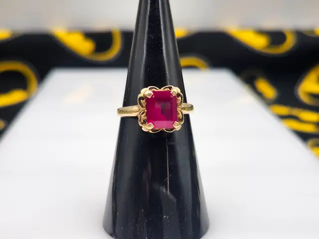 10Kt. Yellow Gold Ring w/ Raspberry Color Center Stone (#2947)