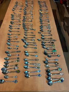 Grande collection de cuillères souvenirs de différents pays