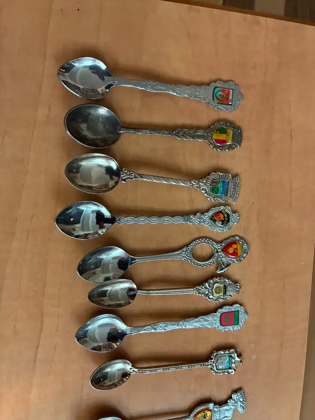 Grande collection de cuillères souvenirs de différents pays - Photo 2