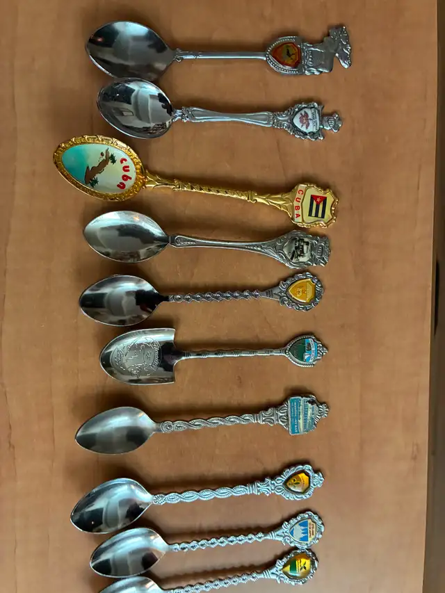 Grande collection de cuillères souvenirs de différents pays - Photo 3