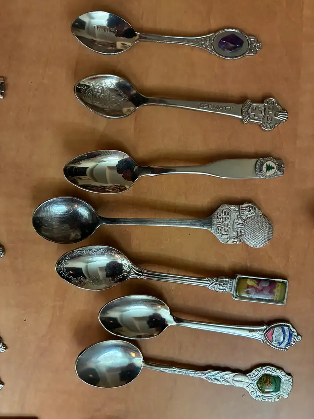 Grande collection de cuillères souvenirs de différents pays - Photo 7