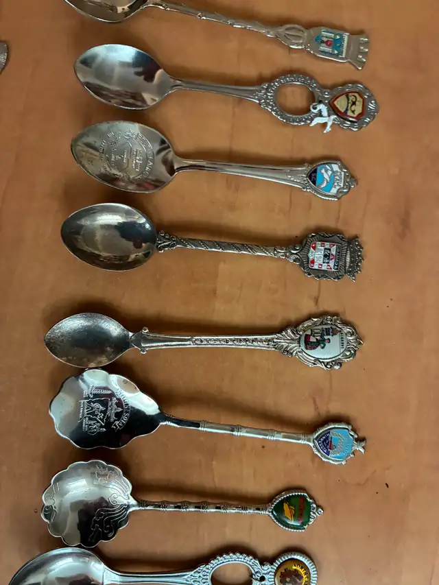 Grande collection de cuillères souvenirs de différents pays - Photo 8