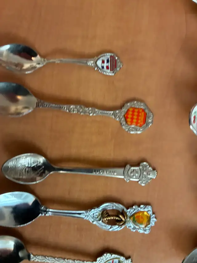 Grande collection de cuillères souvenirs de différents pays - Photo 9