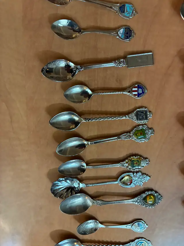 Grande collection de cuillères souvenirs de différents pays - Photo 10