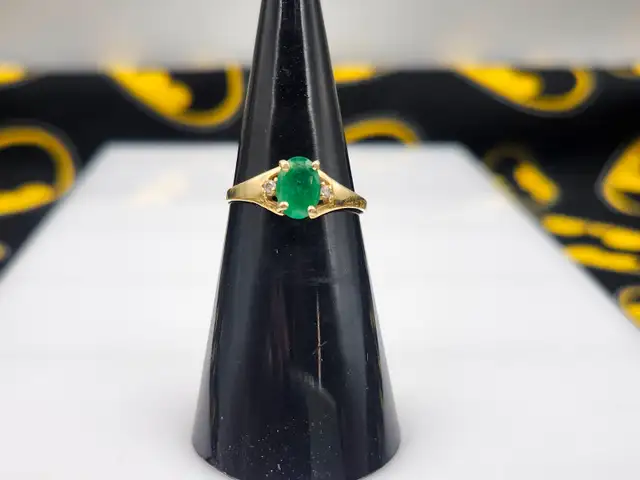 10Kt. Yellow Gold Ring w/Green Center Stone - Size 4.75 (#19056)
