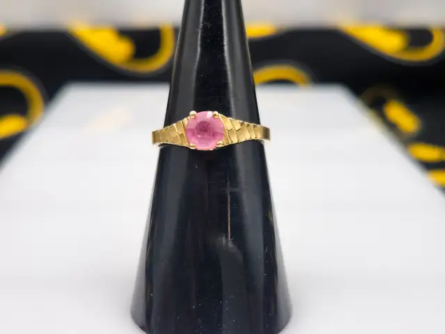 10Kt. Yellow Gold Ring w/ Pink Center Stone - Size 5.5 (#2948)