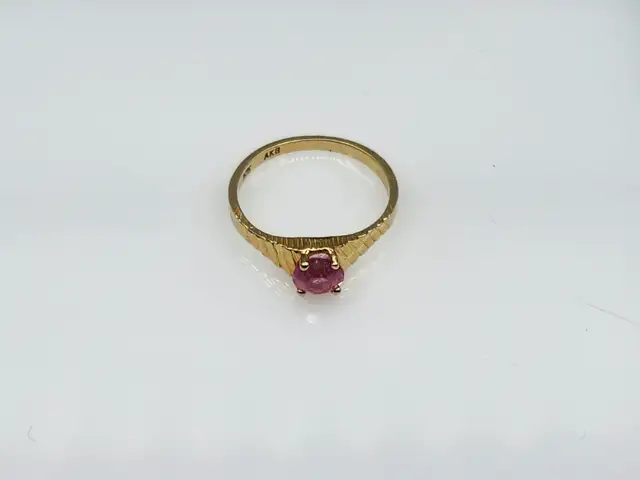10Kt. Yellow Gold Ring w/ Pink Center Stone - Size 5.5 (#2948) - Photo 4