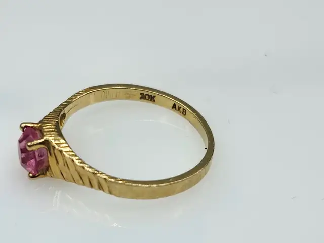 10Kt. Yellow Gold Ring w/ Pink Center Stone - Size 5.5 (#2948) - Photo 6