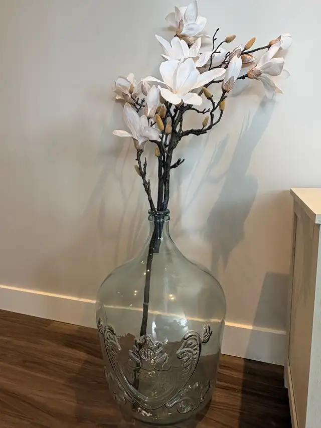 glass vase and magnolias - Photo 4