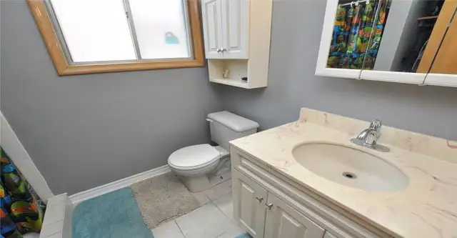 Room - Upstairs - FEMALE only - Mohawk - St-Jo Hosp - May 1st - Photo 4