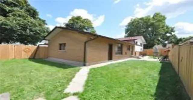 Room - Upstairs - FEMALE only - Mohawk - St-Jo Hosp - May 1st - Photo 6