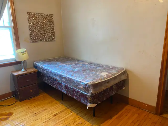 Furnished room c/w utilties/Wifi/Cable TV/Parking East Downtown