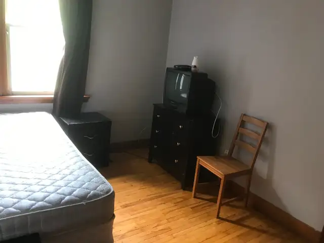 Furnished room c/w utilties/Wifi/Cable TV/Parking East Downtown - Photo 7