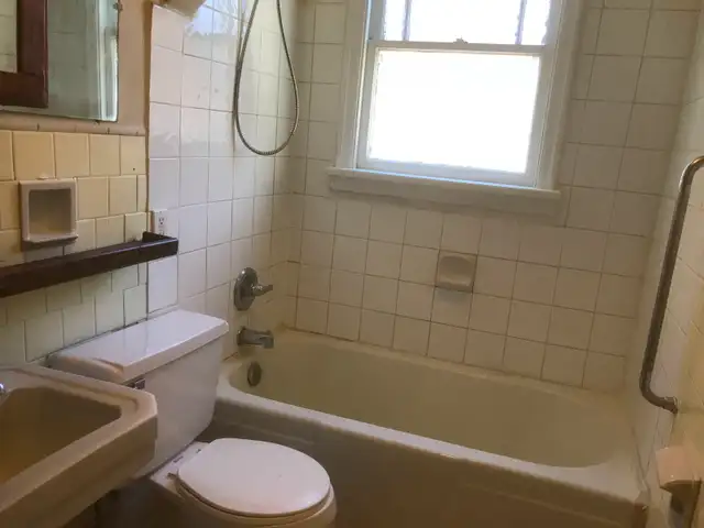 Furnished room c/w utilties/Wifi/Cable TV/Parking East Downtown - Photo 8