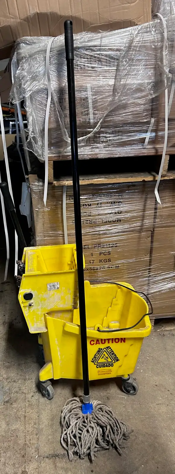 Rubbermaid Commercial Grade Bucket w/ Side Wringer & Mop - used