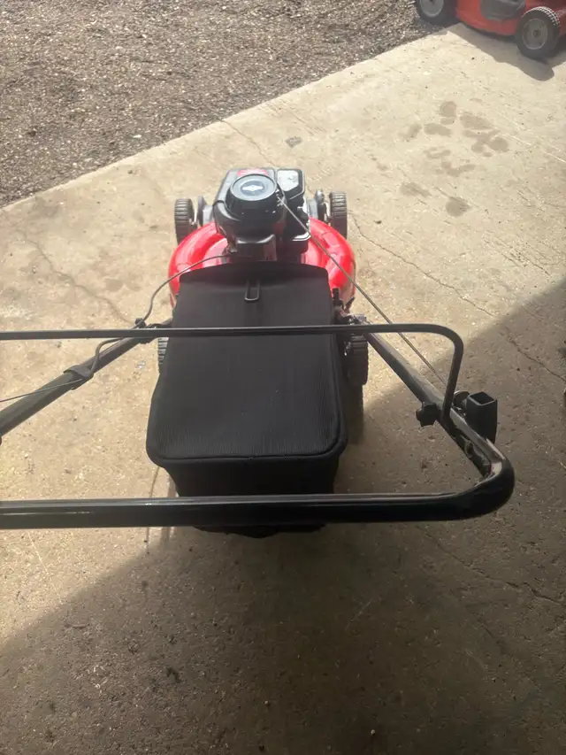 lawnmower - Photo 2