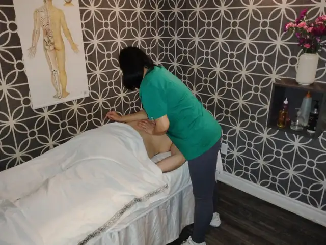 Massage provider / Masseuse