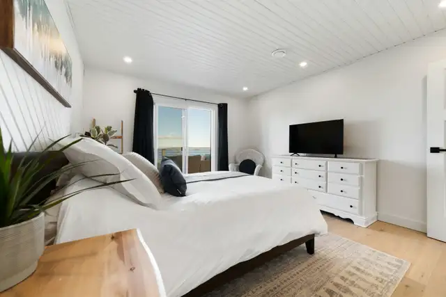 Fully Furnished 3 Bed 1.5 Bath | Ocean View | Hot Tub - Photo 8