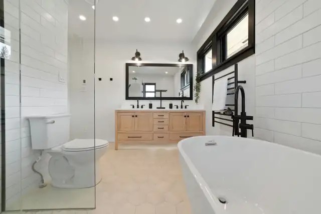 Fully Furnished 3 Bed 1.5 Bath | Ocean View | Hot Tub - Photo 9