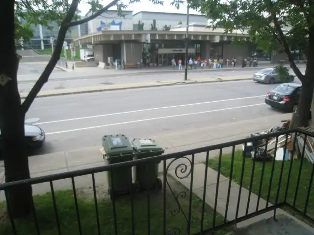 4 1/2 meublé   services INCLUS @ louer 1er mai / face métro - Photo 2