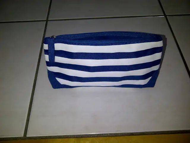 3 ÉTUIS NEUFS À CRAYONS D'ENFANTS, ÉCOLE OU MAISON: $4.00 CHACUN - Photo 3