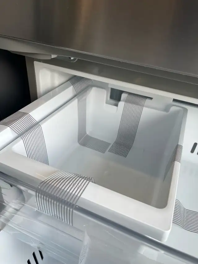 NEW 33" LG Counter Depth Max Fridge With Ice Maker (21 Cu.Ft) - Photo 7