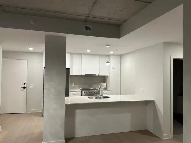 Location location location 3 1/2 condo for rent in Laval - Photo 6