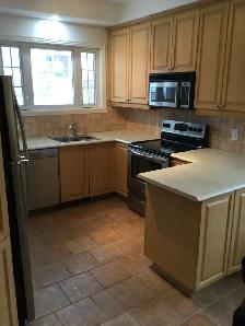 MÉTRO HONORÉ BEAUGRAND. GRAND 5 ET DEMI. PREMIER ÉTAGE.COUR