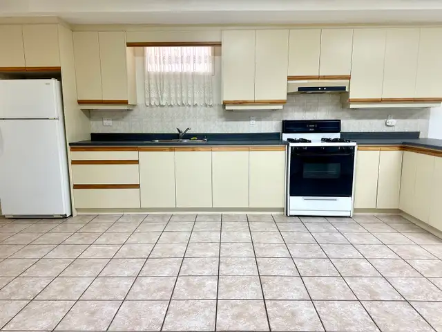 Large 2 Bedroom Bsmt – $2000 Utils & Parking – Dufferin/Eg - Photo 2
