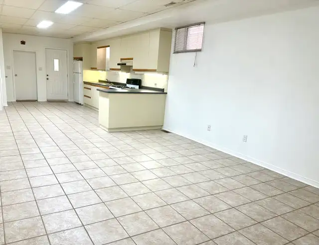 Large 2 Bedroom Bsmt – $2000 Utils & Parking – Dufferin/Eg - Photo 3