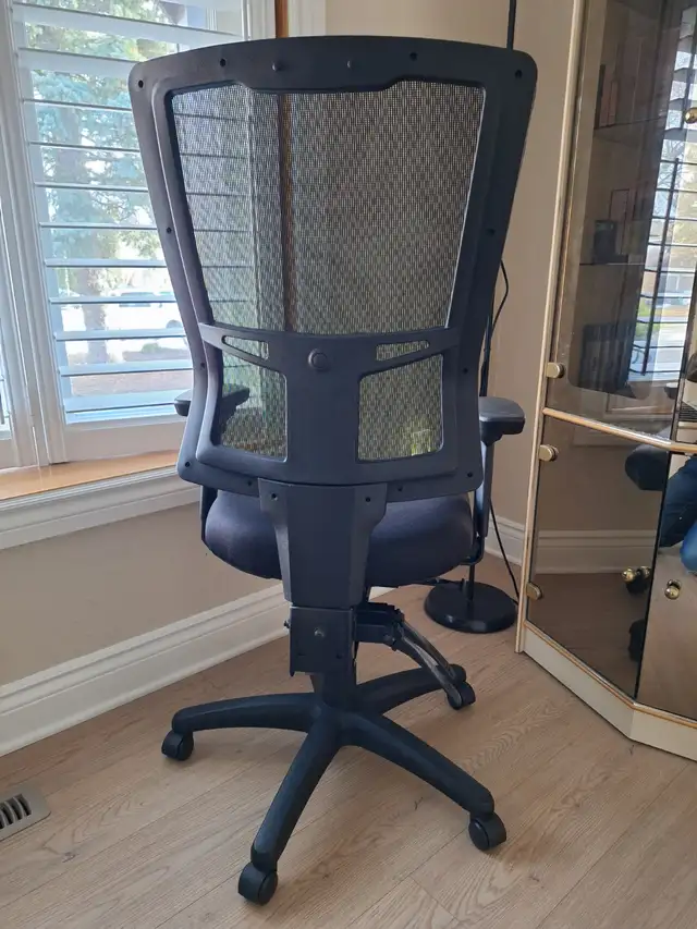 Uline - Ergonomic Mesh Office Chair - Black - Photo 5