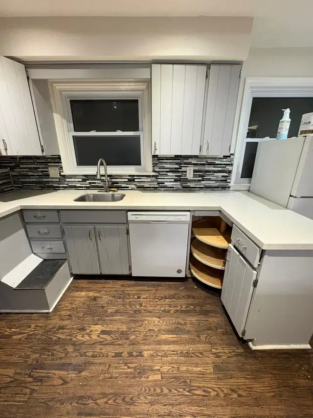 SHARED ROOM AVAILABLE SCARBOROUGH-Near Markham Rd & Ellesmere Rd - Photo 3