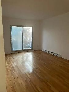 Grand 4 1/2 à loyer. Eau chaude inc. (Montréal-Nord)