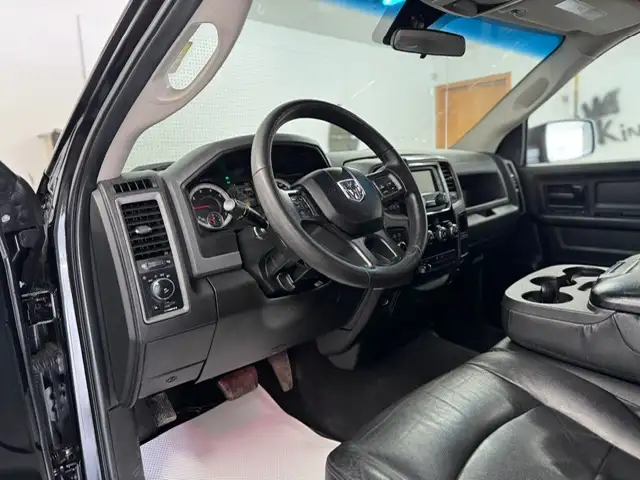 2017 RAM 1500 EXPRESS QUAD CAB – 5.7L HEMI V8 – 4X4 – 6.5FT BOX - Photo 11