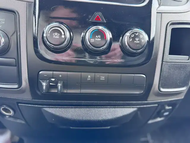 2017 RAM 1500 EXPRESS QUAD CAB – 5.7L HEMI V8 – 4X4 – 6.5FT BOX - Photo 14