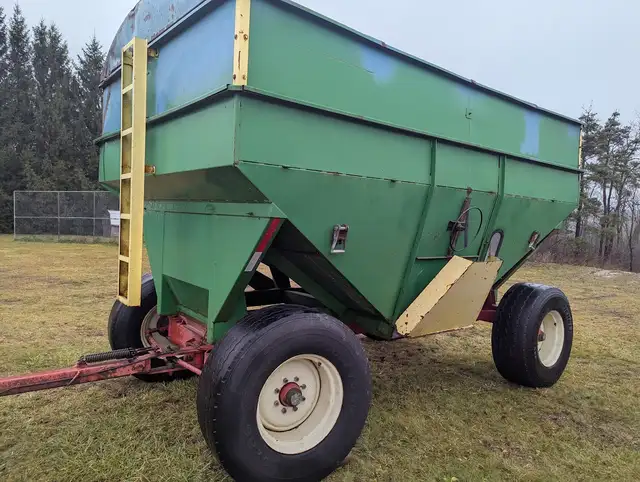 Gravity Wagon, 600 Bushel