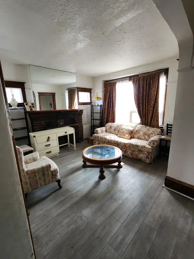 Nice large room for rent, utilities included, St. Clair-Christie - Photo 2