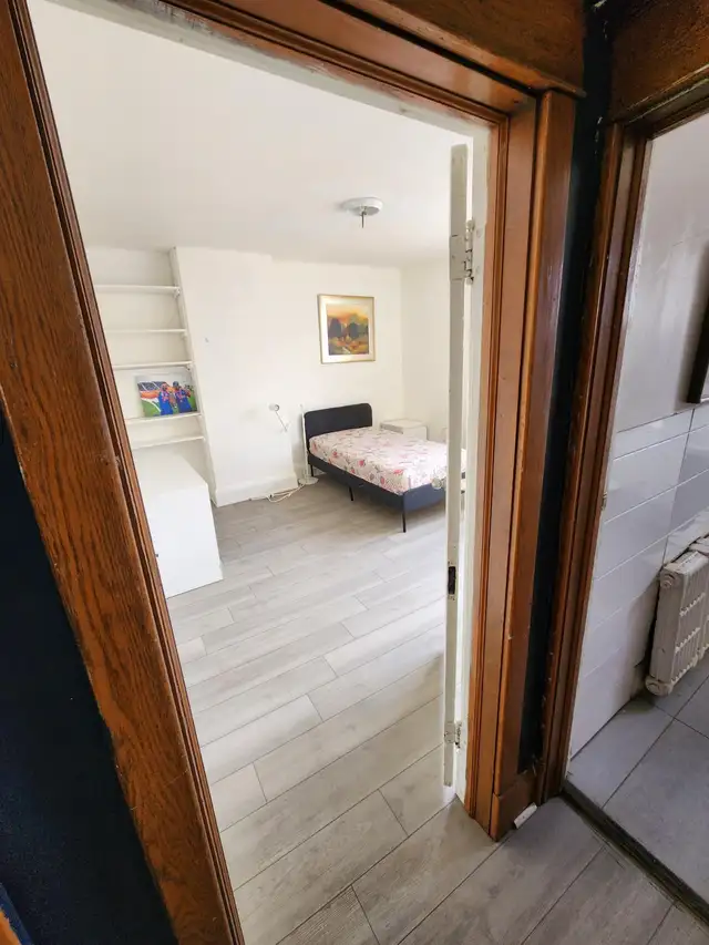 Nice large room for rent, utilities included, St. Clair-Christie - Photo 5