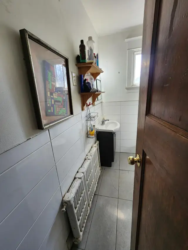 Nice large room for rent, utilities included, St. Clair-Christie - Photo 9