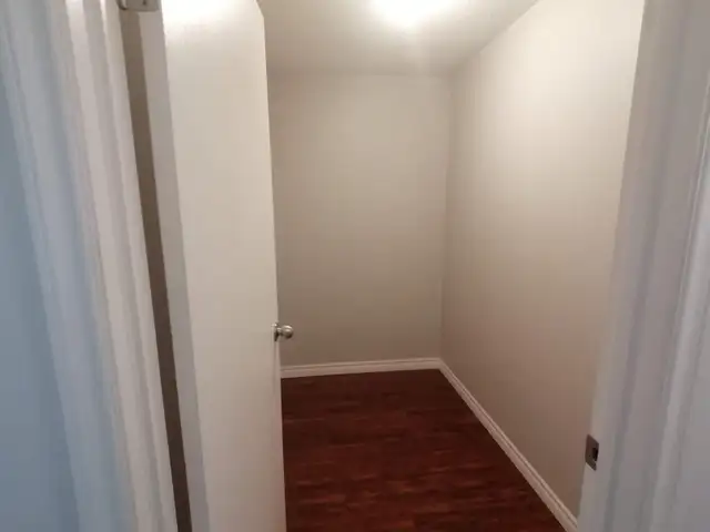 SPACIOUS – RENOVATED – PET FRIENDLY - Photo 6