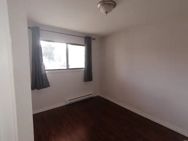 SPACIOUS – RENOVATED – PET FRIENDLY - Photo 7