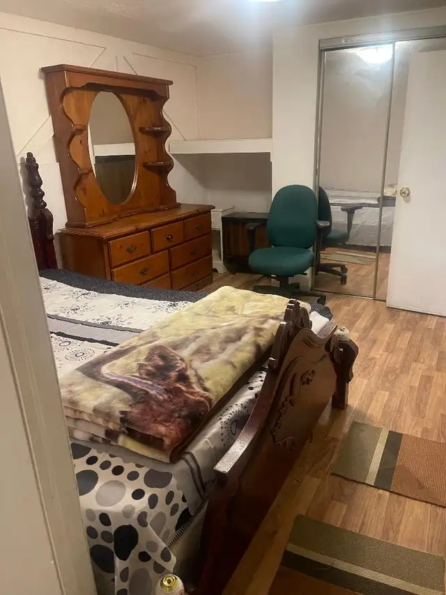 Private room fully furnished (BASEMENT GIRL ONLY) Malton  $600. - Photo 9