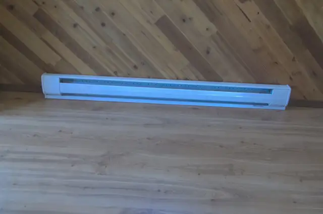 1500 WATT BASEBOARD HEATER