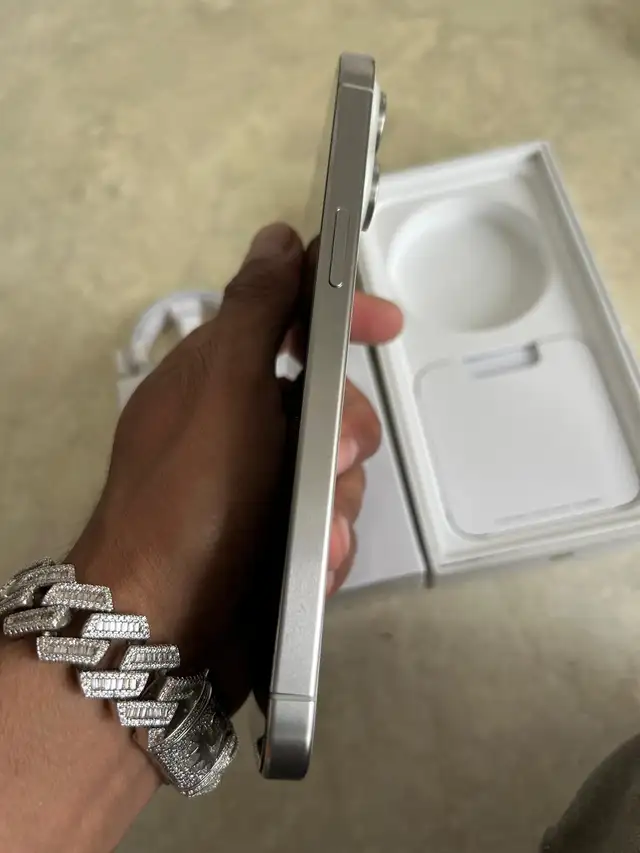 iPhone 15 Pro Max 256gb 82% battery Airpods Pkg/Delivery - Photo 2