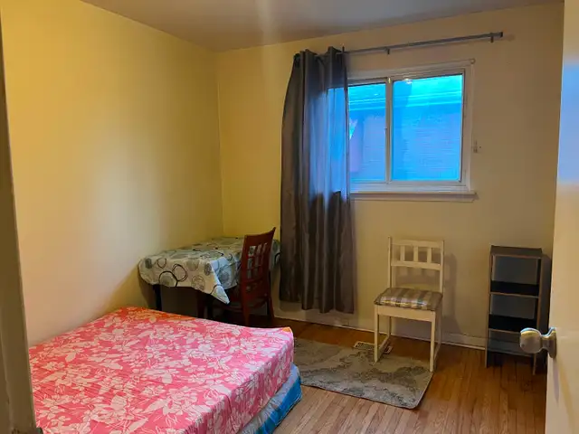 BRIGHT ROOM MAIN FLOOR-50m TO PLAZA STEELES / BATHURST NEAR BUS