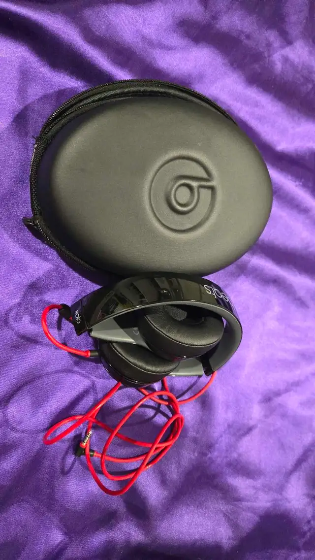Black Beats Solo Headphones (Wired) w/ Case – Clean & Working