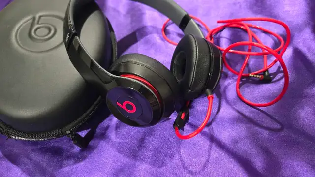 Black Beats Solo Headphones (Wired) w/ Case – Clean & Working - Photo 2