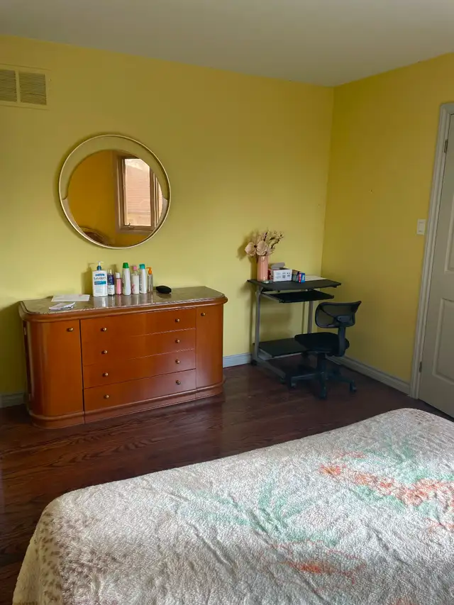 Room for rent in large 2 storey home near Yonge & Finch subway - Photo 2