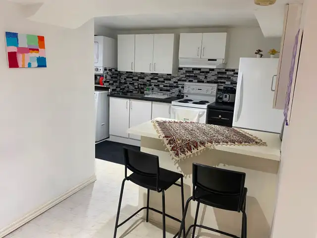 Furnished 2 bd/ 1bath with living room  basement for rent - Photo 4